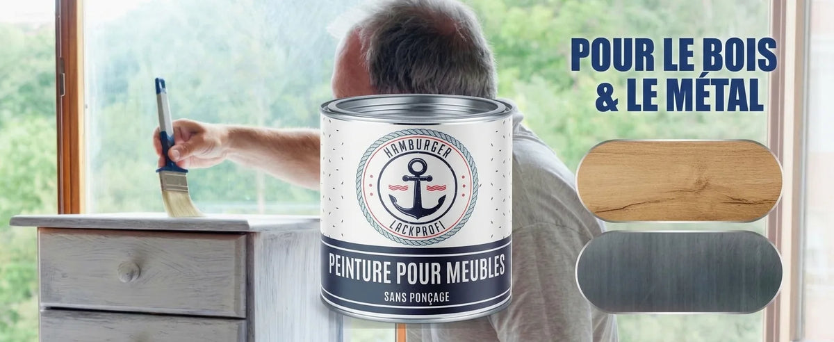 Un homme peint une commode en blanc. Un pot de peinture pour meubles "Hamburger Lack-Profi" est au premier plan, avec des échantillons de bo
